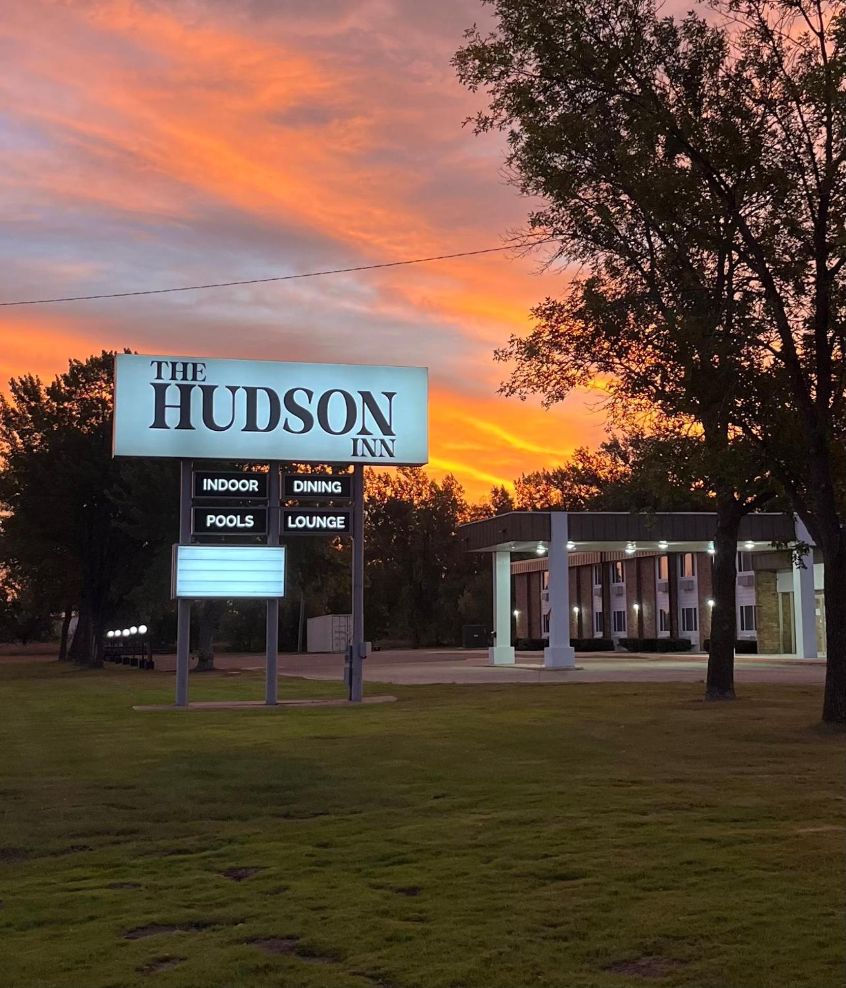 The Hudson Inn Morris Экстерьер фото